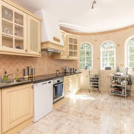 Mia - Peerless Bond Villa